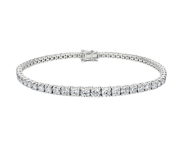 This stunning tennis bracelet flaunts gorgeously graduating diamonds claw-set in luxurious 14k white gold for a look of timelessly classic sophistication.